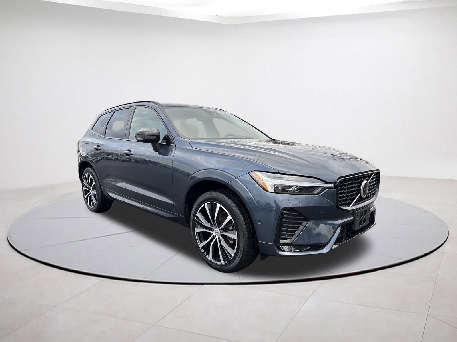 2025 Volvo XC60 Plus's photo