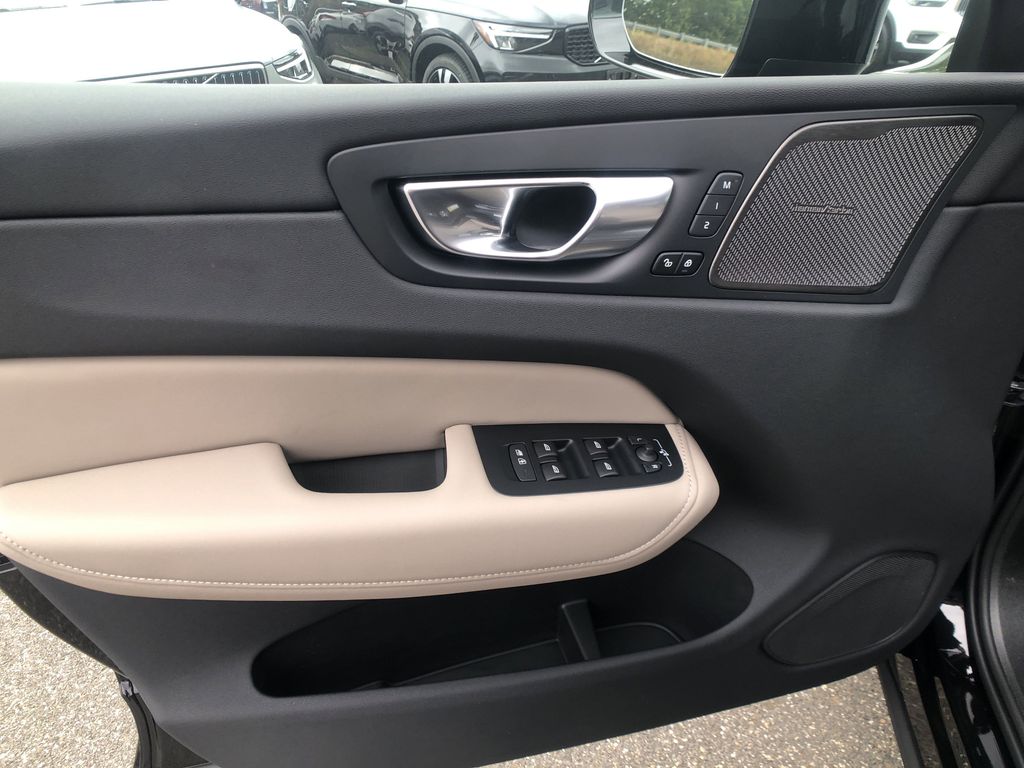 2026 Volvo XC60 Plus - Photo 13