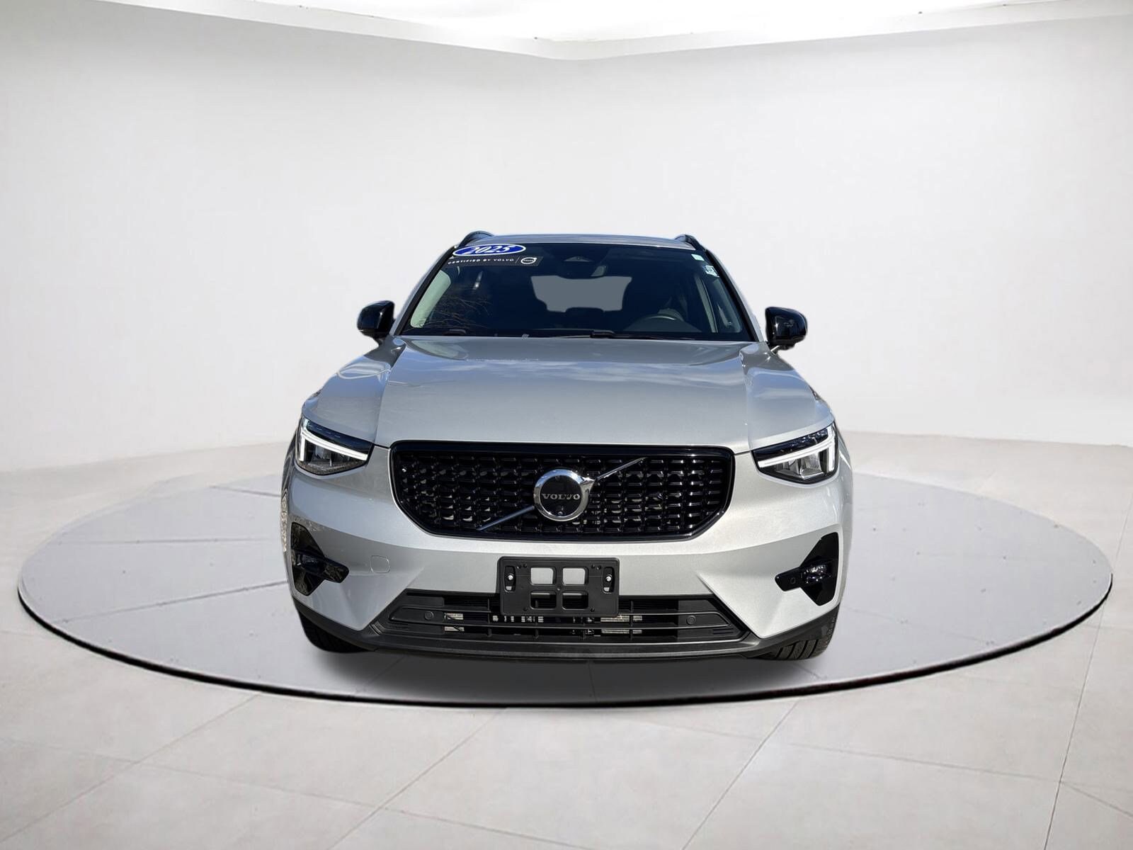 2025 Volvo XC40 Plus photo 2