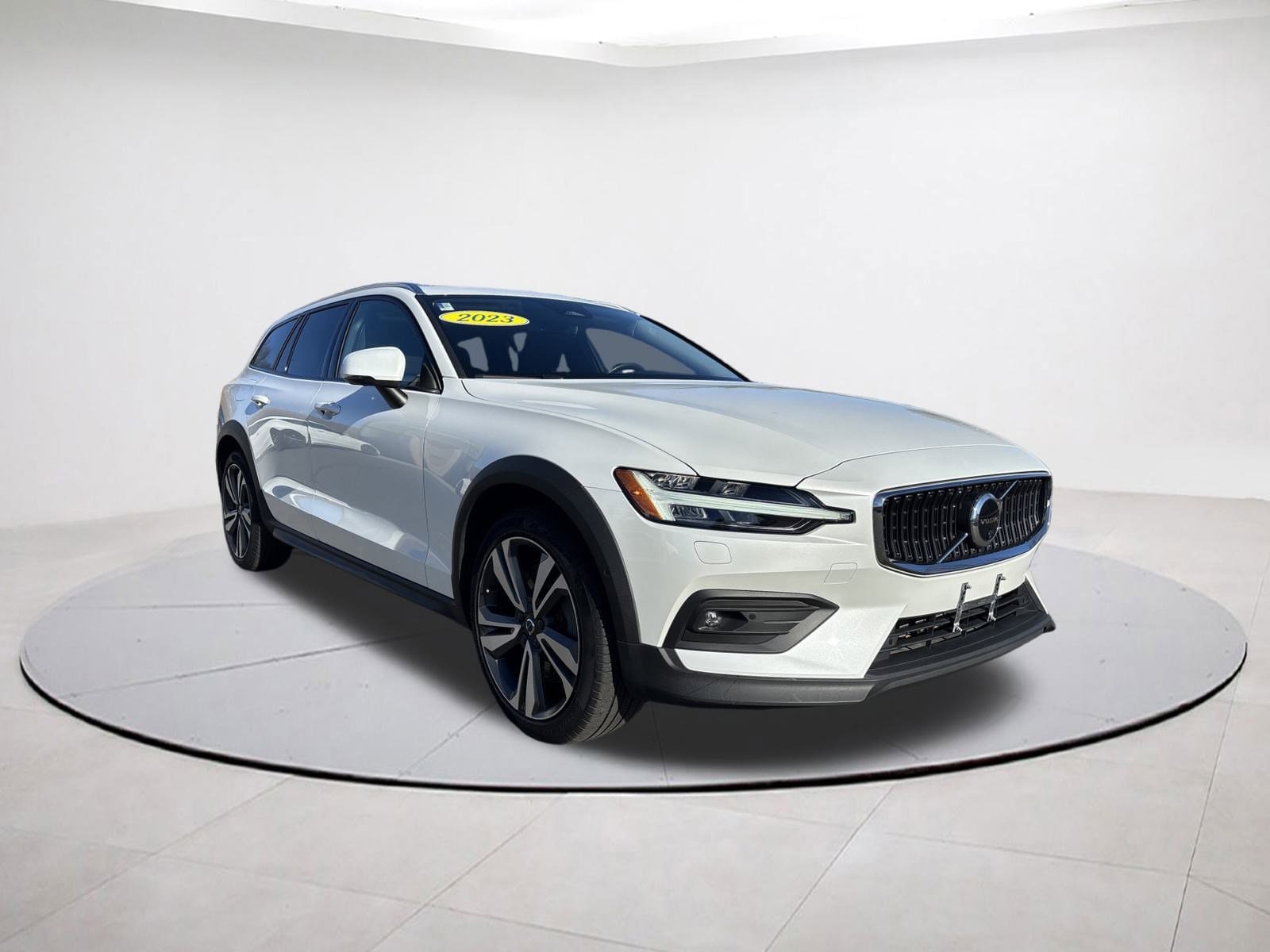 2023 Volvo V60 Cross Country Plus's photo