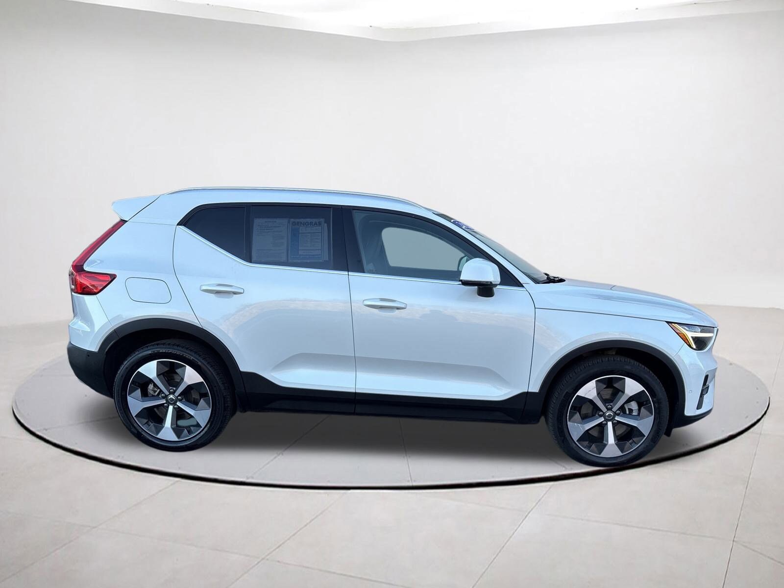 2025 Volvo XC40 Plus photo 4