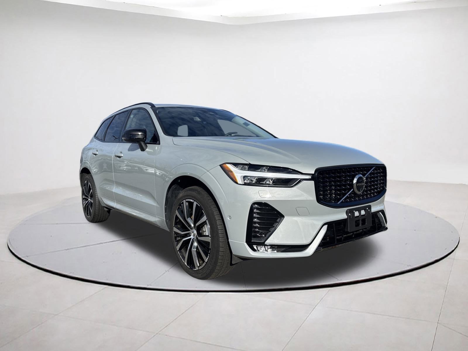 2025 Volvo XC60 Plus's photo