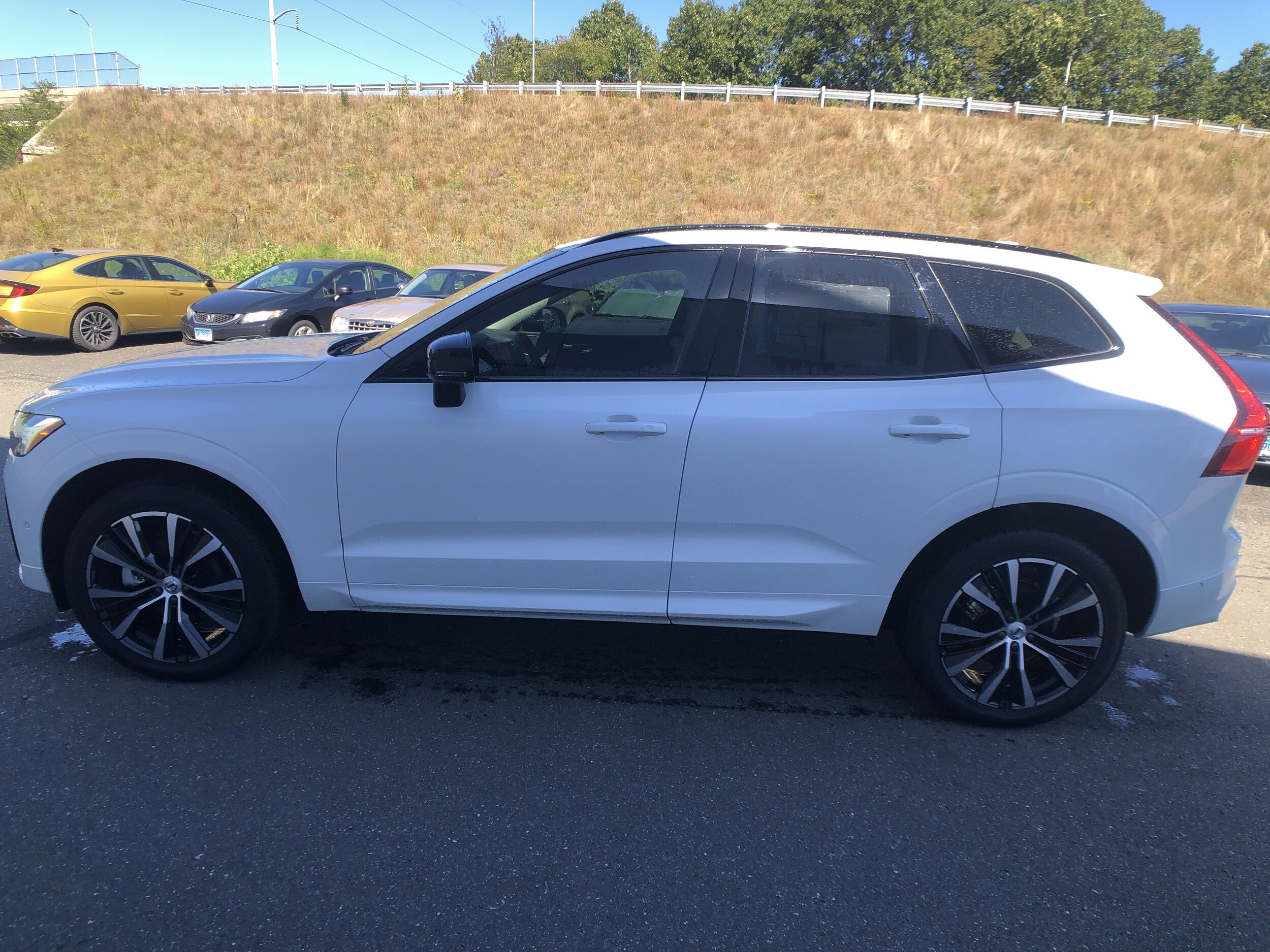 2025 Volvo XC60 B5 Plus photo 4