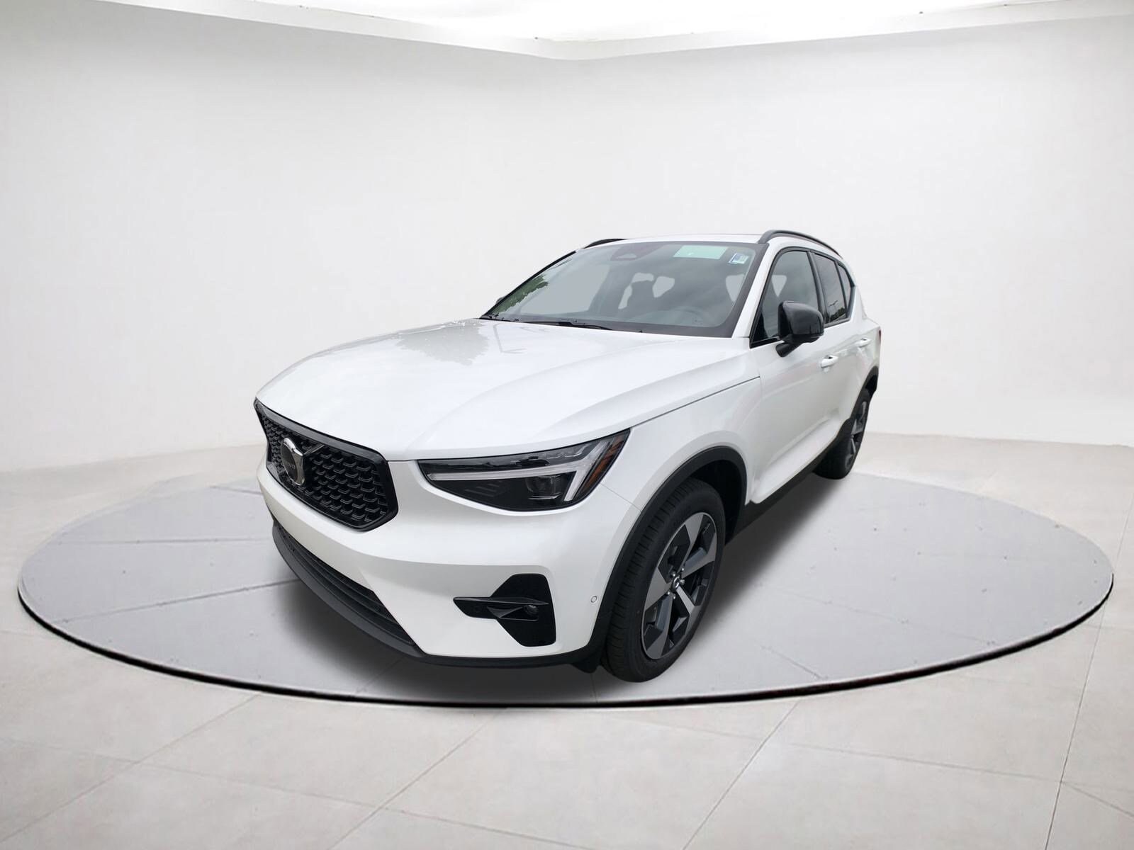 2026 Volvo XC40 Plus photo 3