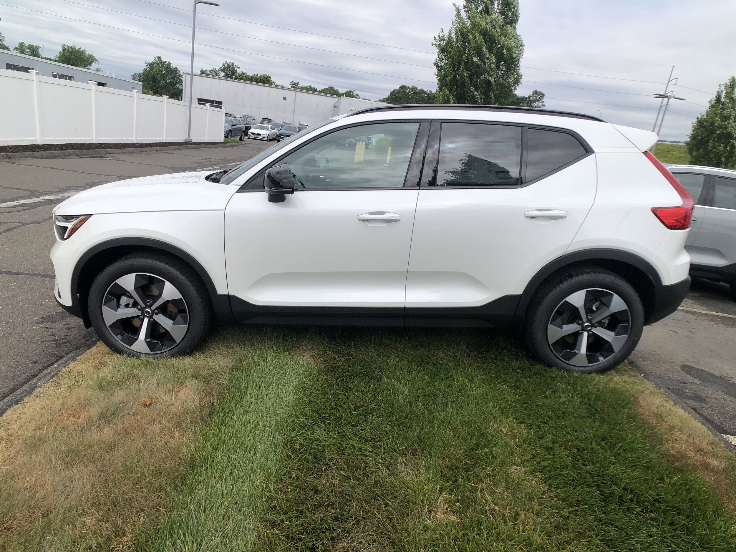 2026 Volvo XC40 Plus photo 4