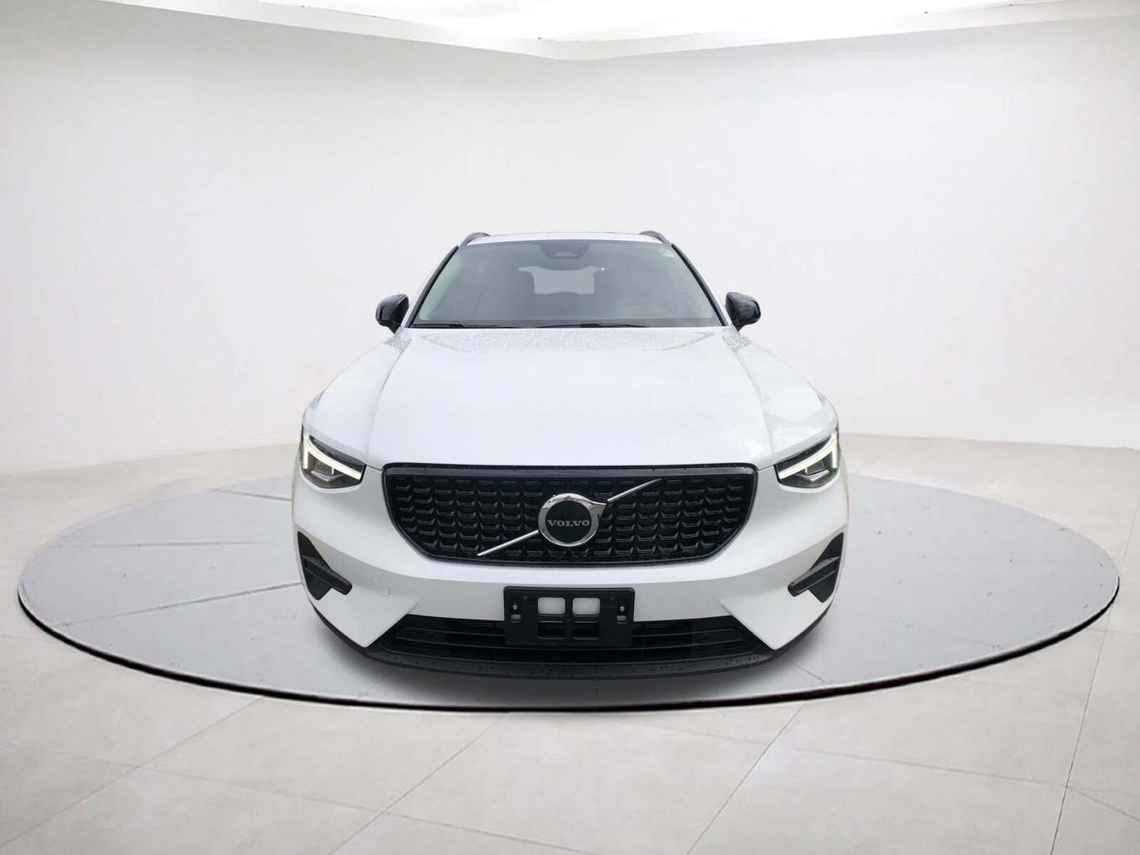 2026 Volvo XC40 Core photo 2