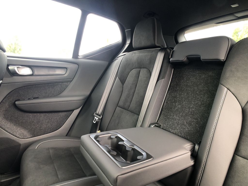 2026 Volvo XC40 Ultra Black Edition - Photo 40