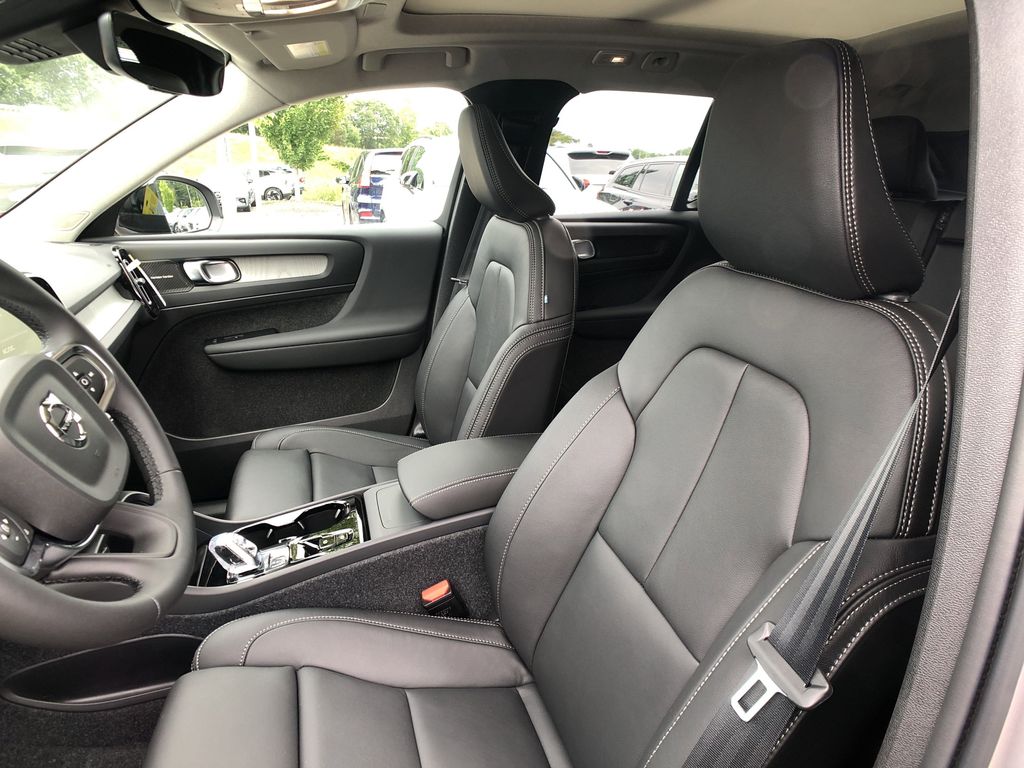 2026 Volvo XC40 Ultra - Photo 17