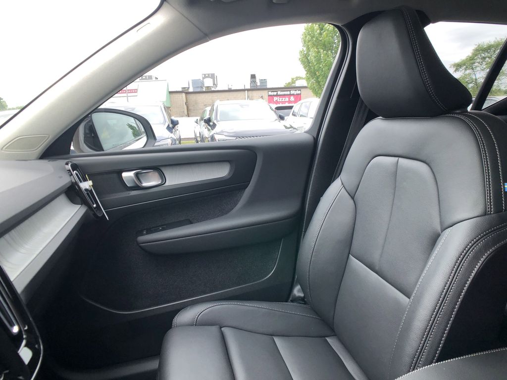 2026 Volvo XC40 Plus - Photo 31