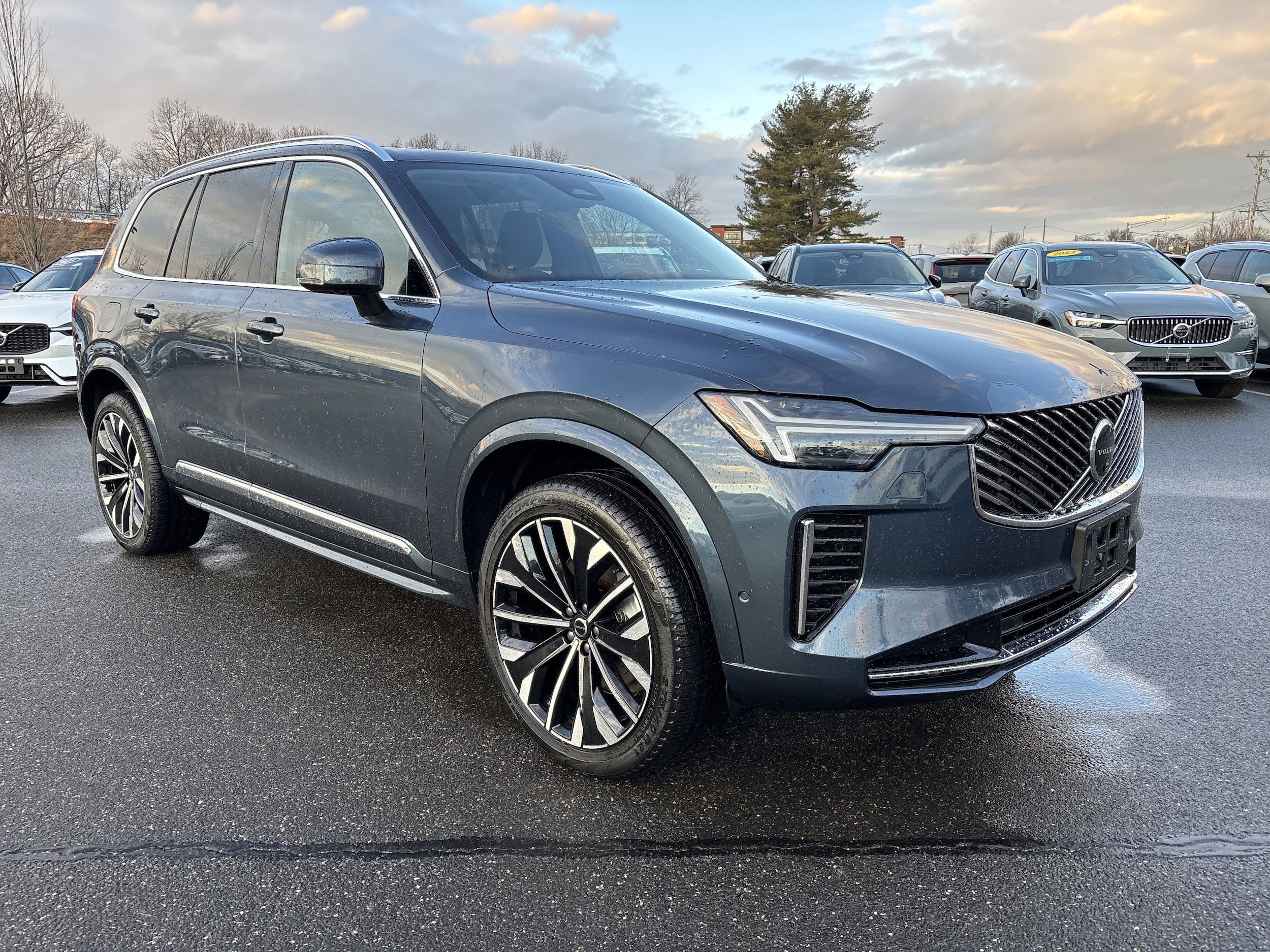 2025 Volvo XC90 Plus's photo
