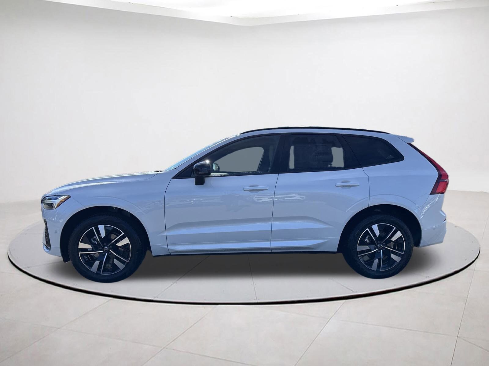 2026 Volvo XC60 B5 Plus photo 4
