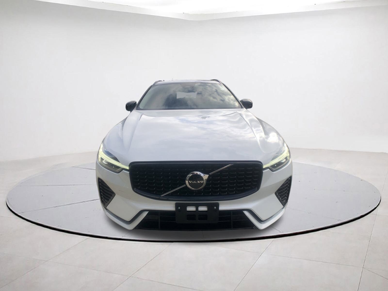 2025 Volvo XC60 B5 Core photo 2