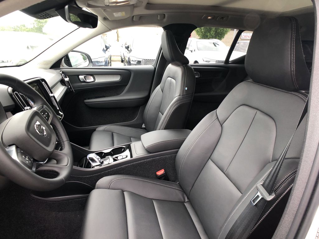 2026 Volvo XC40 Plus - Photo 17