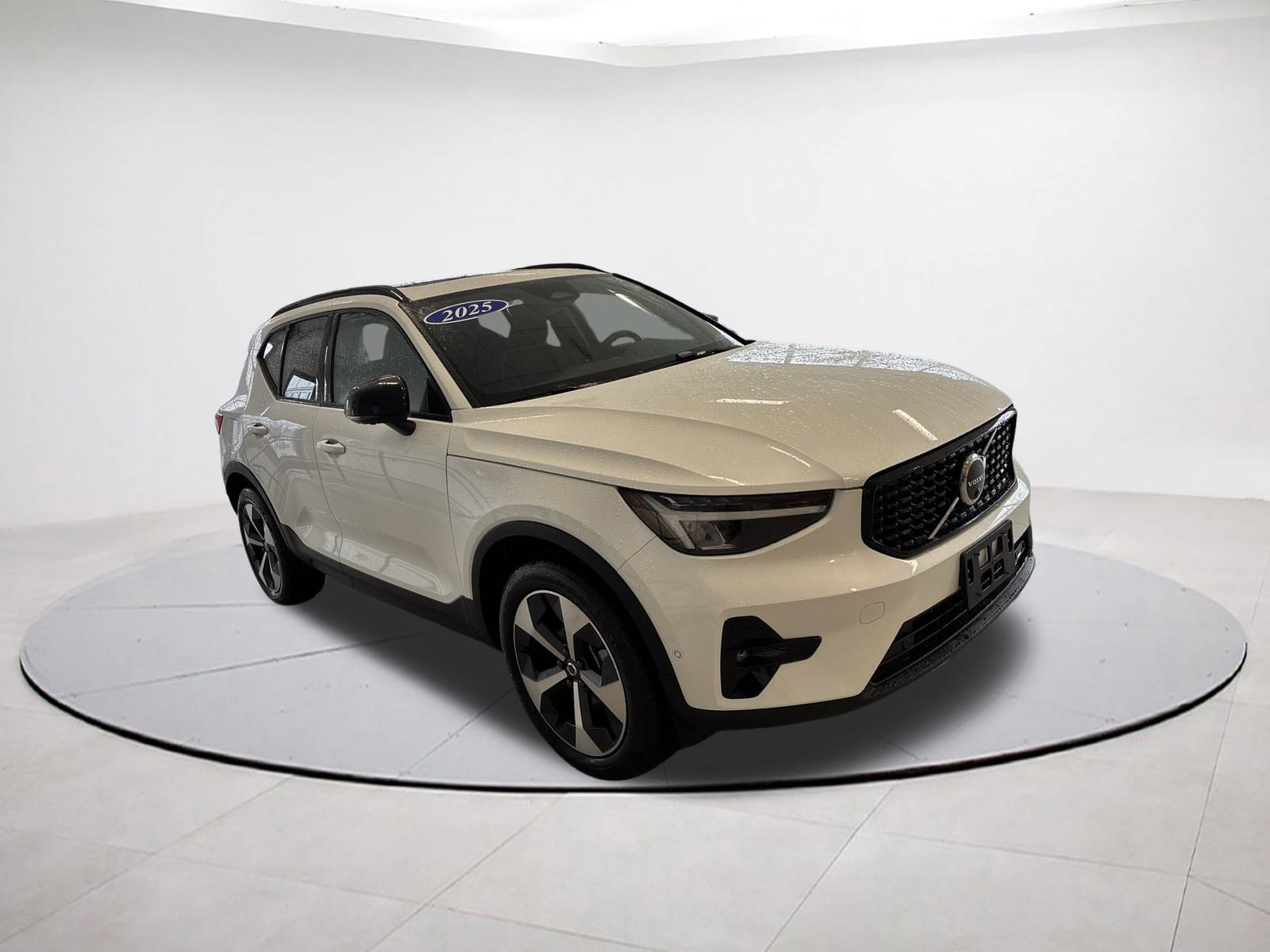 2025 Volvo XC40 Plus photo 4