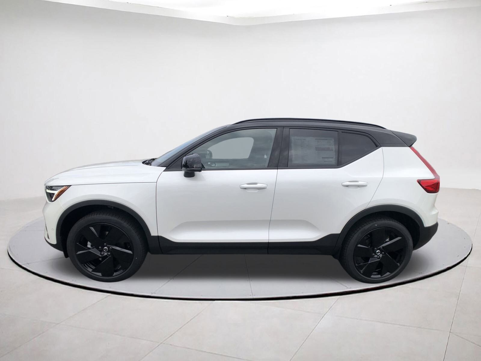 2026 Volvo XC40 photo 4