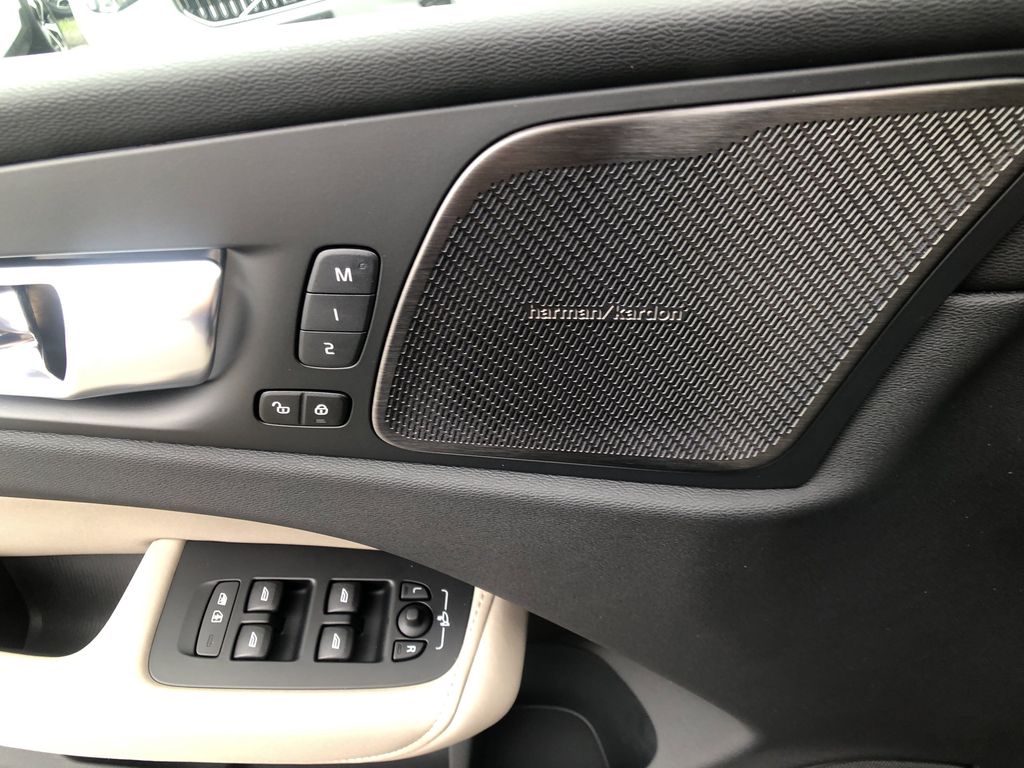 2026 Volvo XC60 Plus - Photo 14