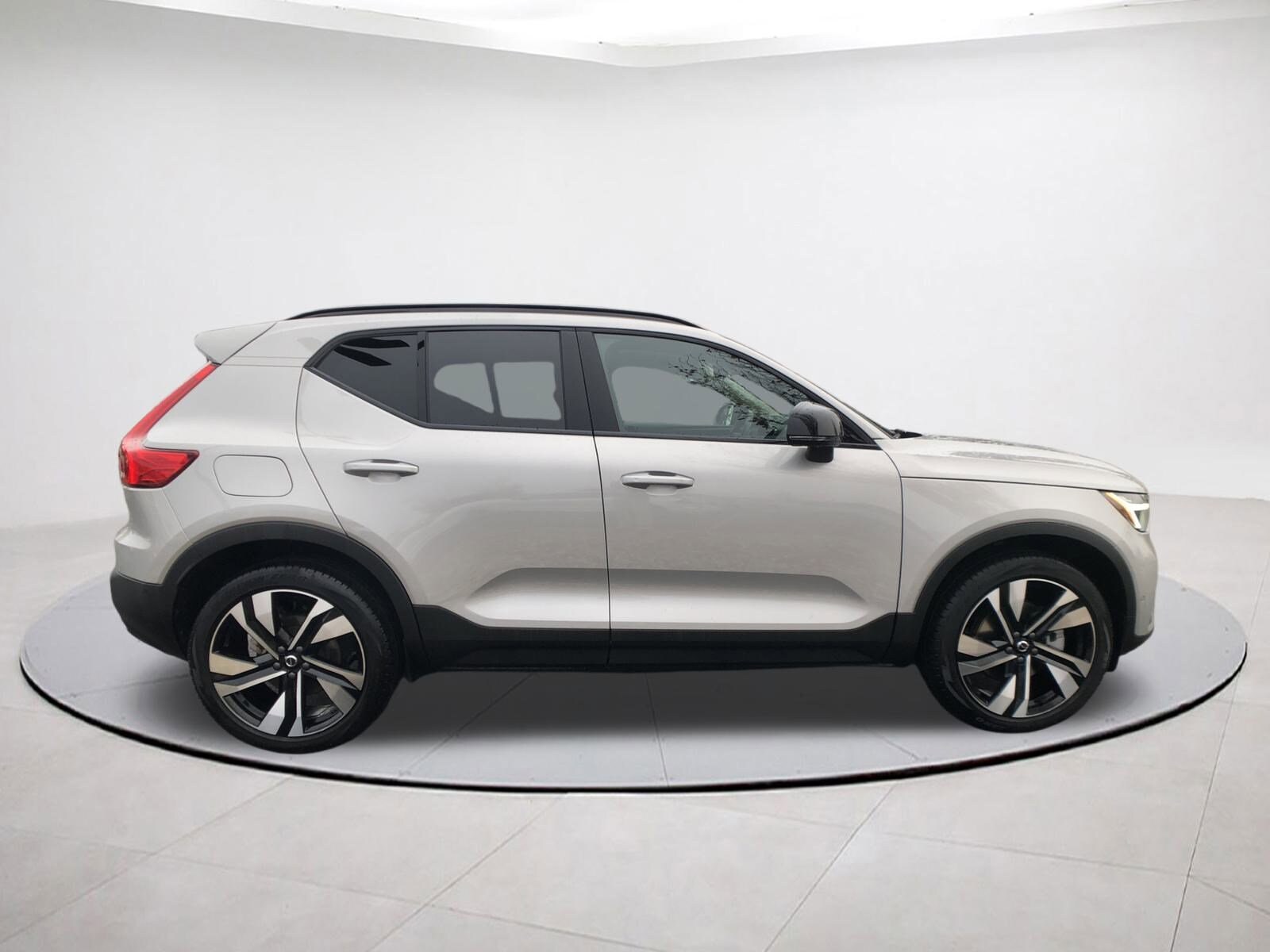2025 Volvo XC40 Plus photo 3