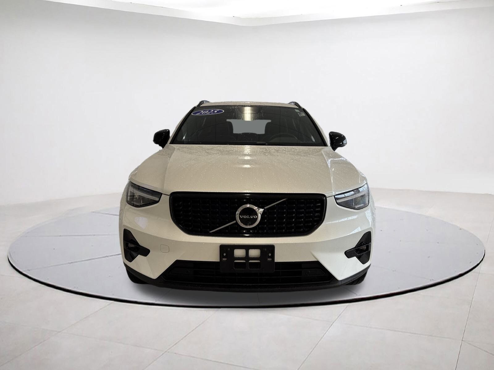 2025 Volvo XC40 Plus photo 2