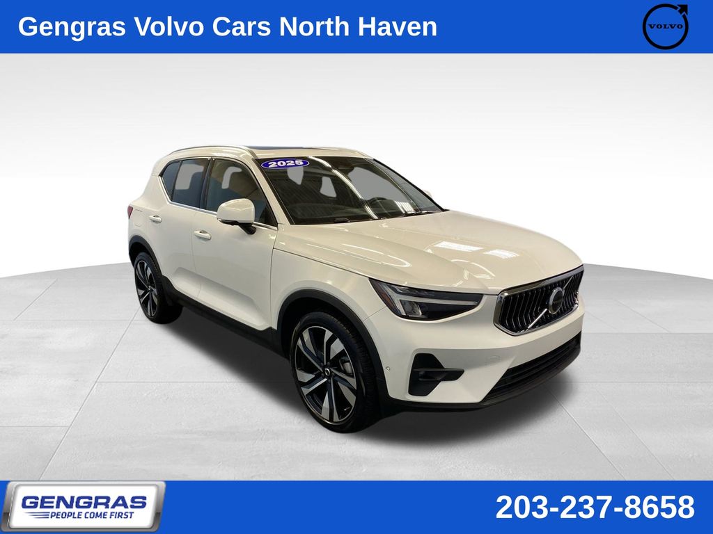 2025 Volvo XC40 SUV 