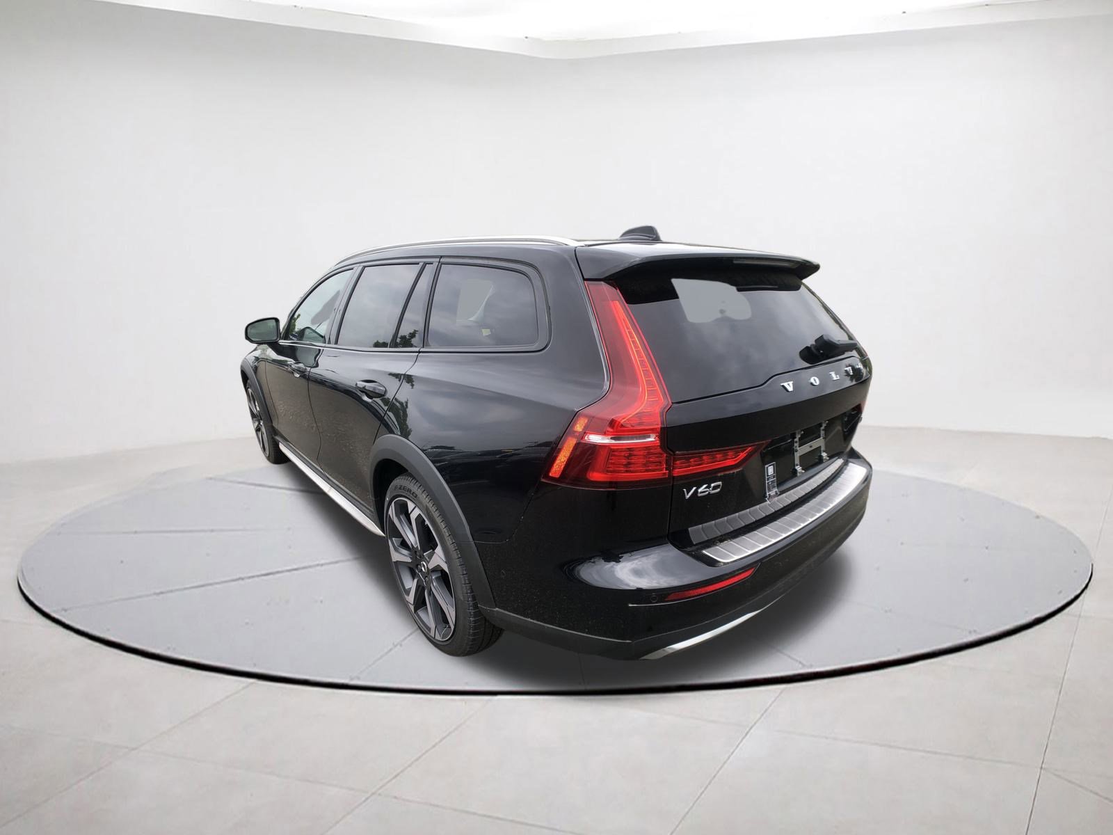 2025 Volvo V60 Cross Country B5 photo 4