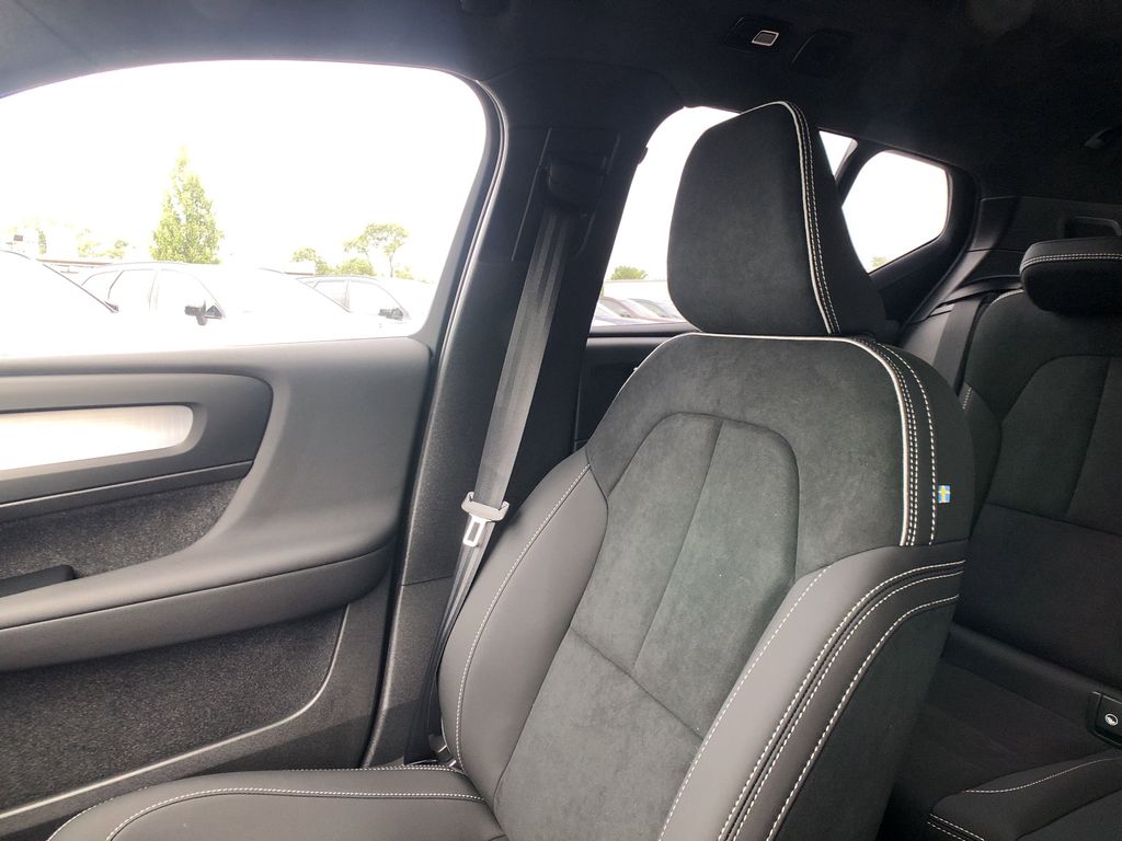 2026 Volvo XC40 Ultra Black Edition - Photo 31