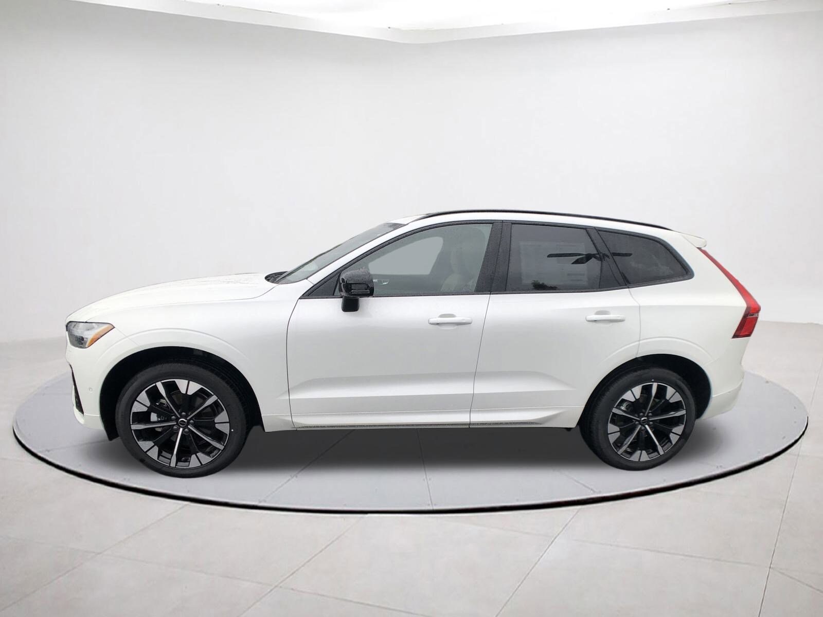 2026 Volvo XC60 B5 Plus photo 4