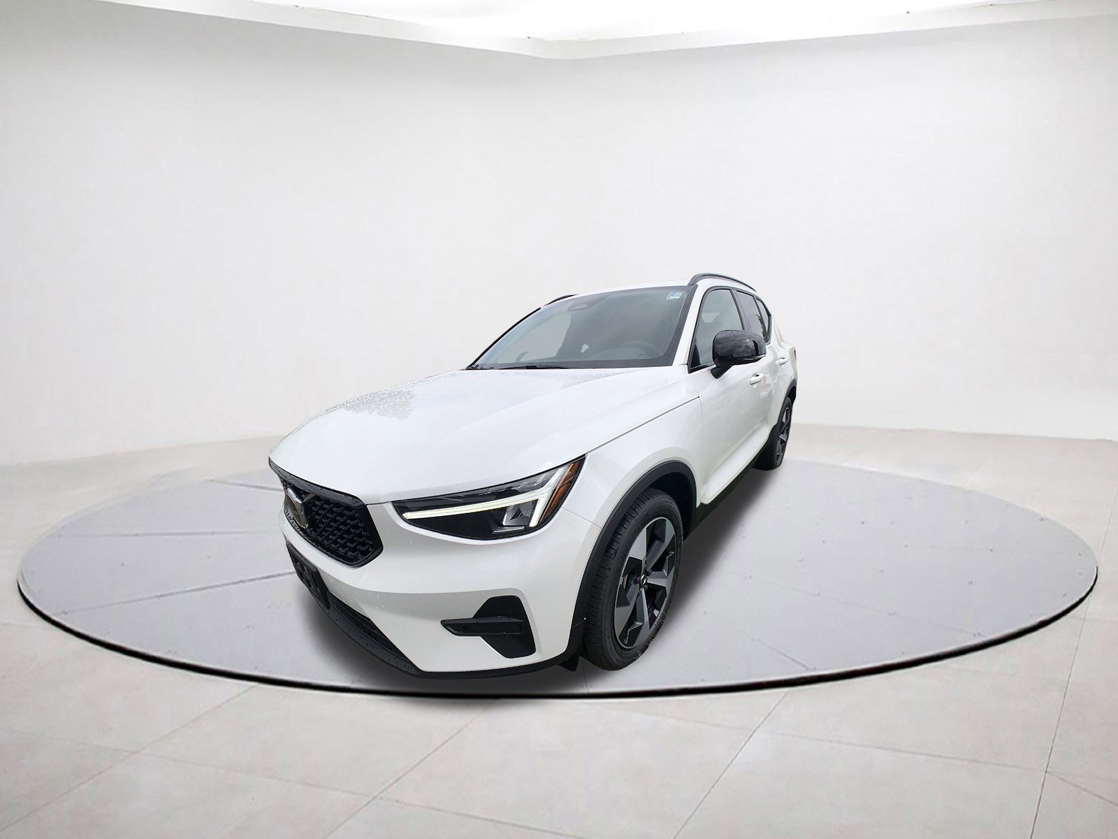 2026 Volvo XC40 Core photo 3