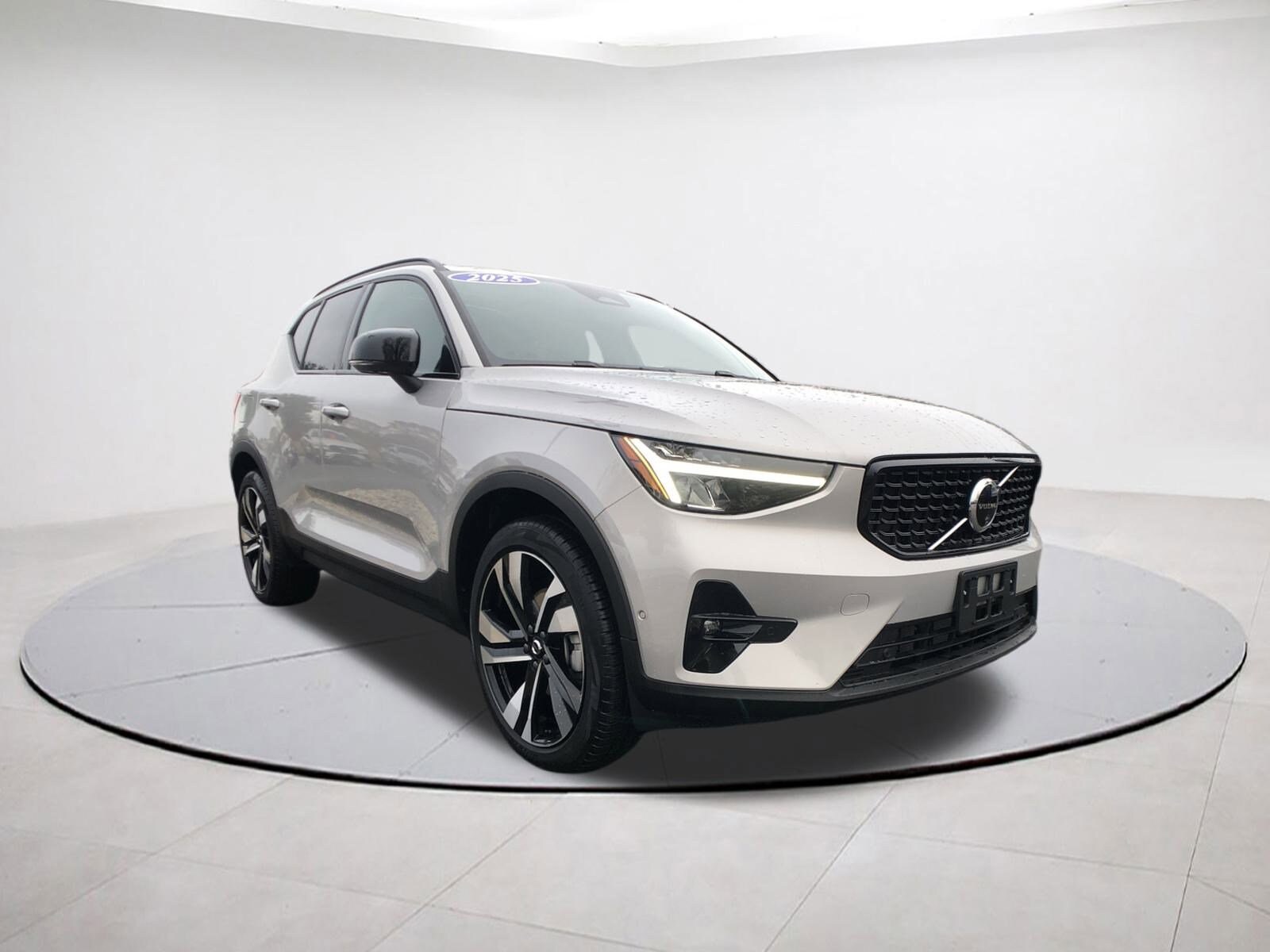 2025 Volvo XC40 Plus photo 2