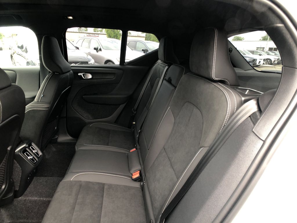 2026 Volvo XC40 Ultra Black Edition - Photo 33