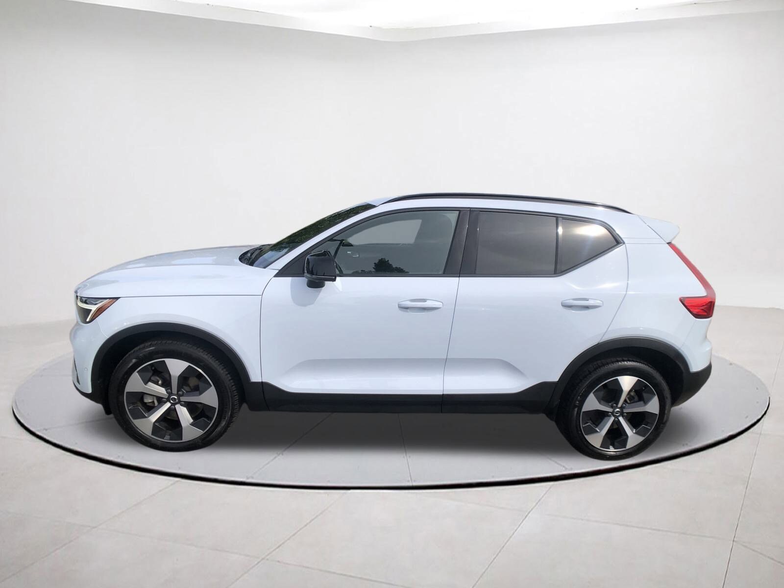 2025 Volvo XC40 Plus photo 4