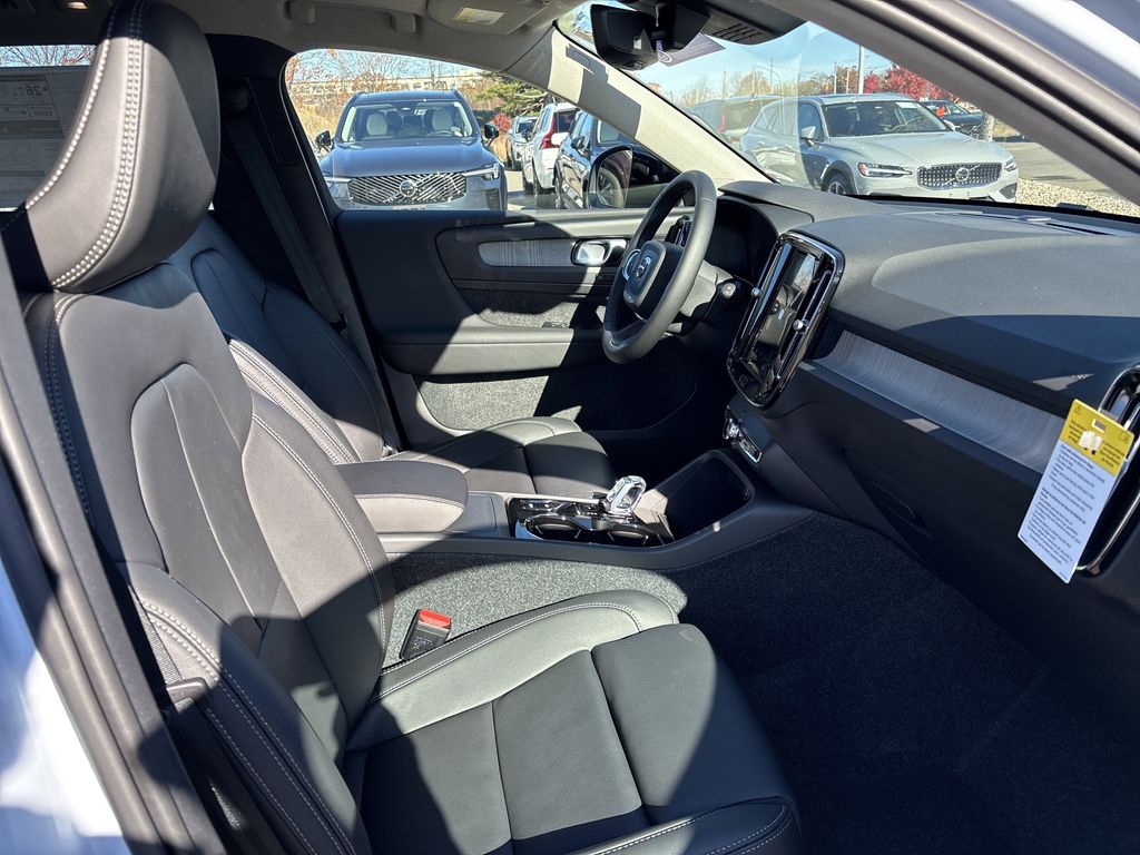 2026 Volvo XC40 Plus - Photo 17