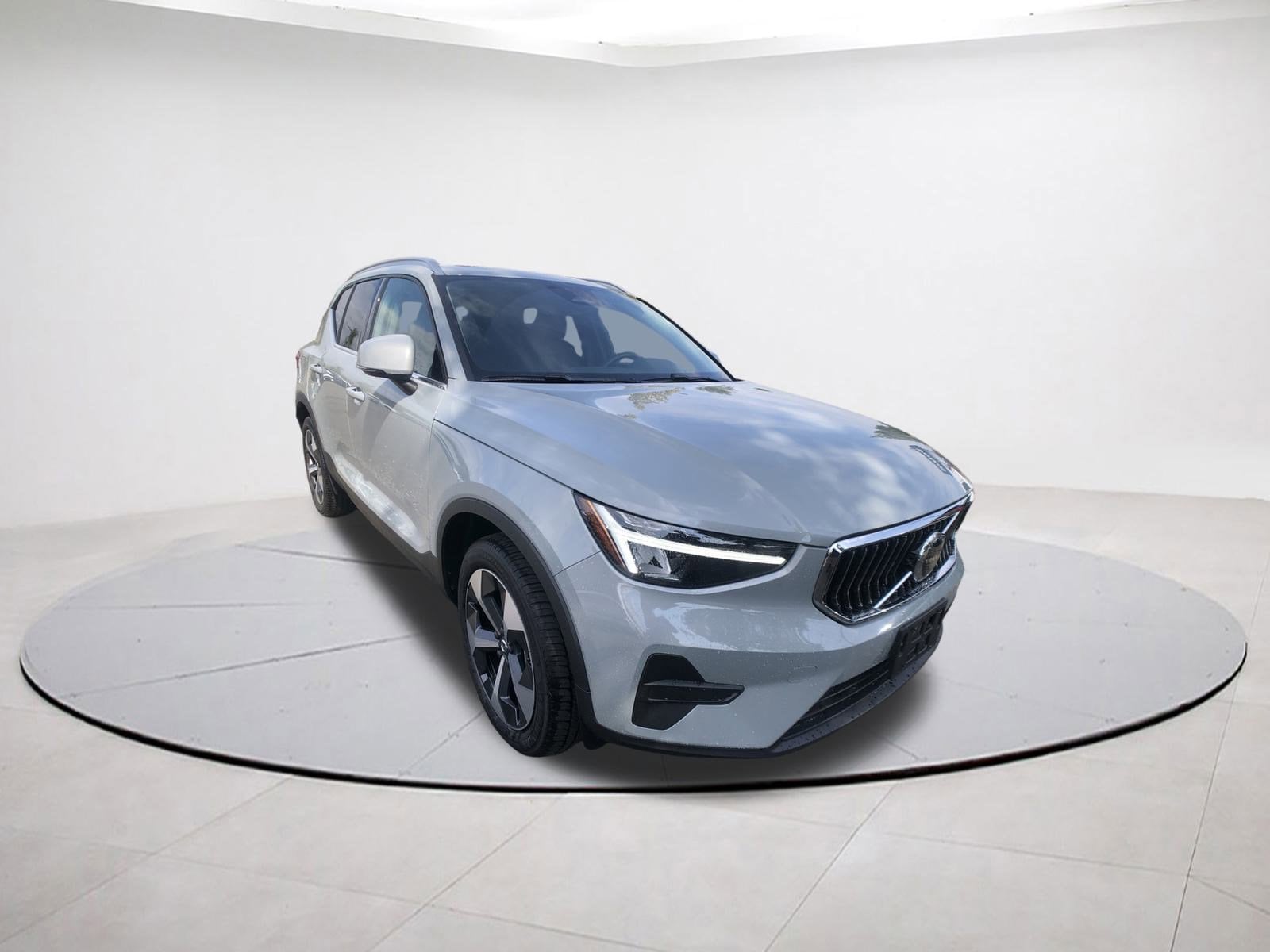 2025 Volvo XC40 SUV 