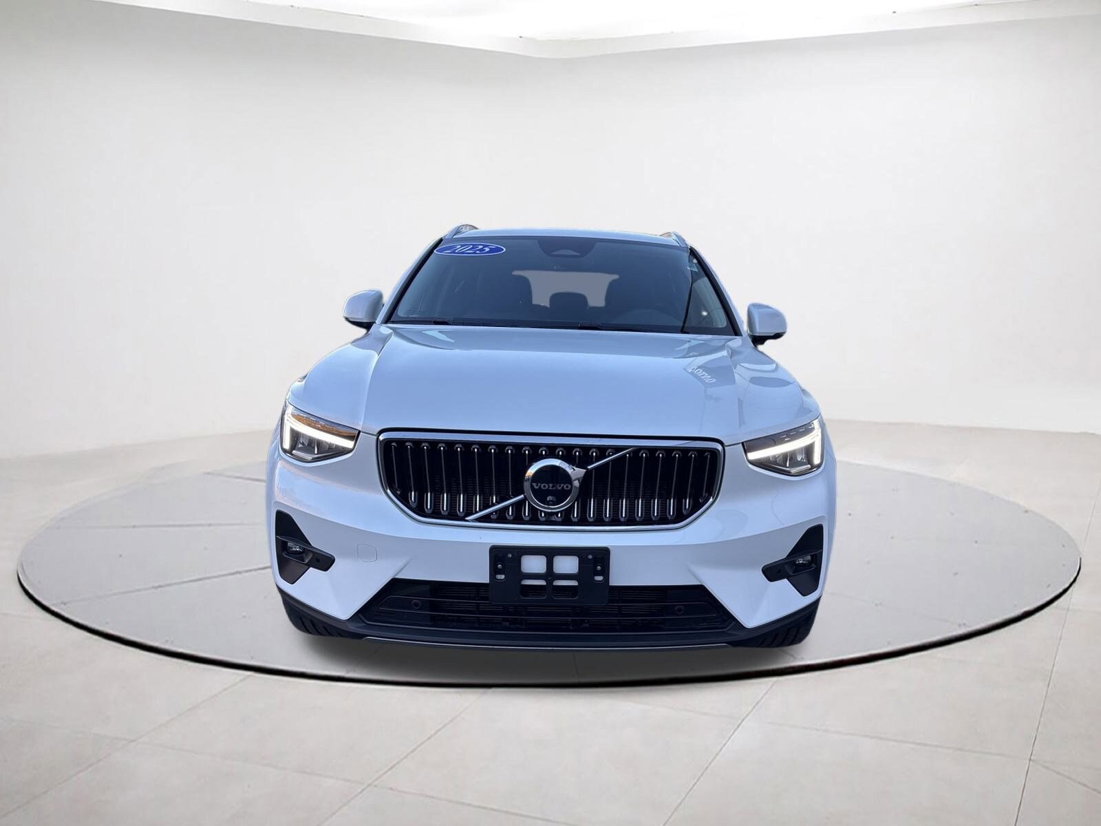 2025 Volvo XC40 Plus photo 2