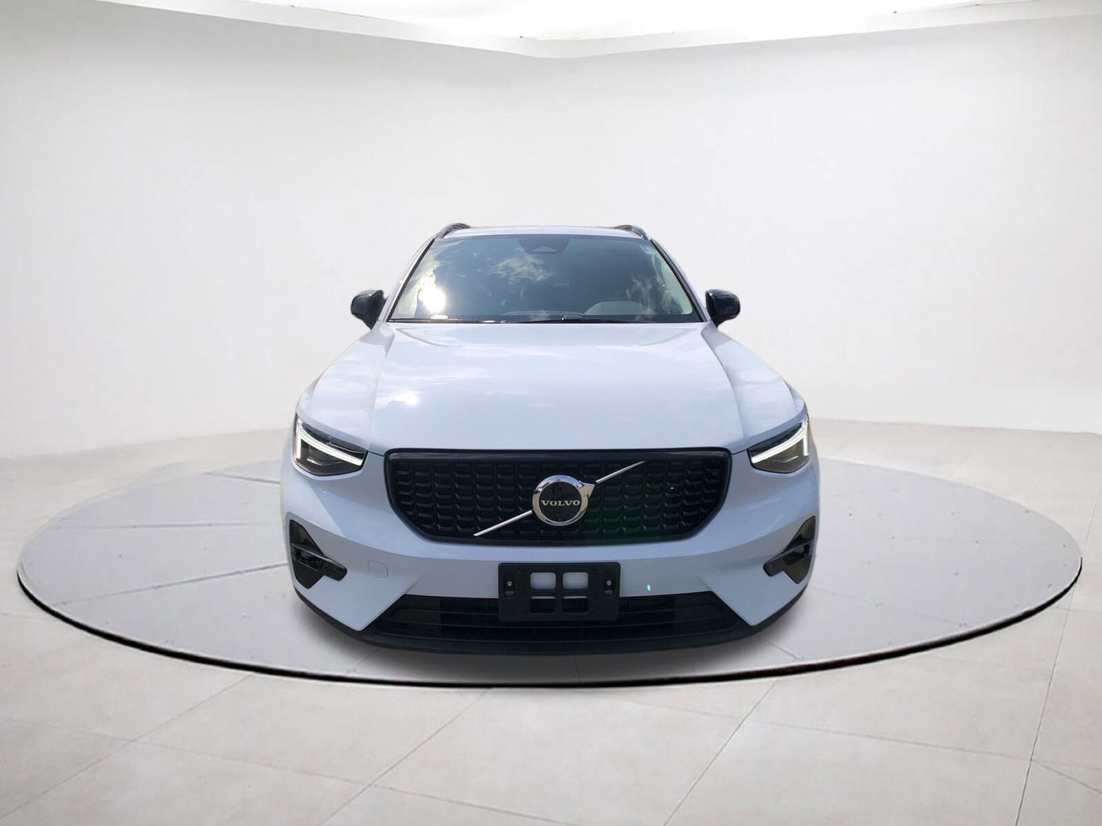 2026 Volvo XC40 Plus photo 2