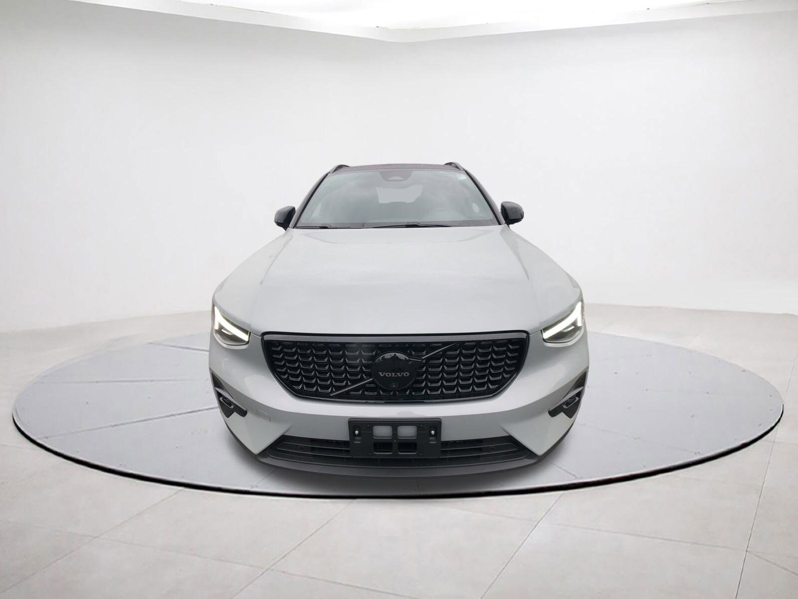 2026 Volvo XC40 photo 2