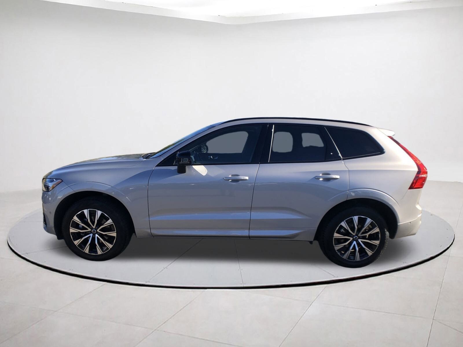 2025 Volvo XC60 B5 Plus photo 4