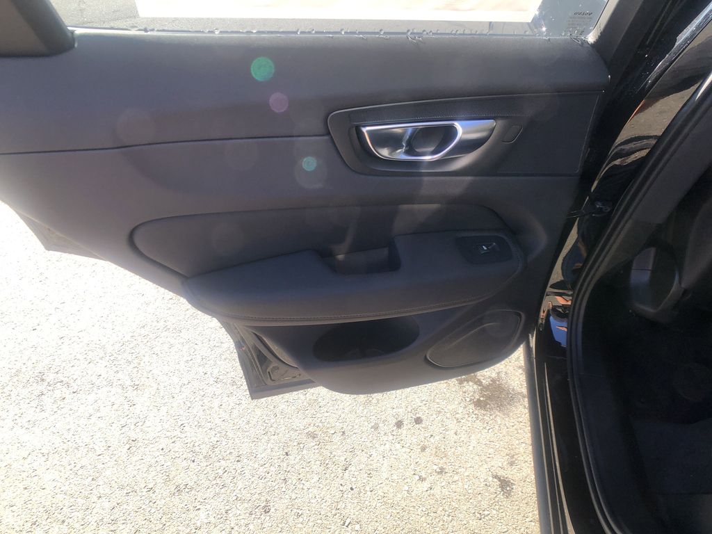 2026 Volvo XC60 Plus - Photo 18