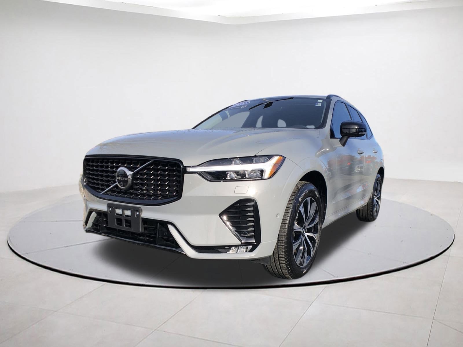 2025 Volvo XC60 Plus's photo