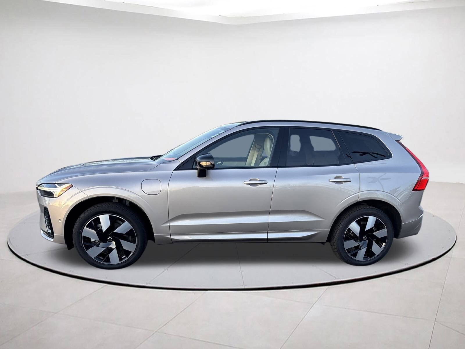 2025 Volvo XC60 Hybrid T8 photo 2