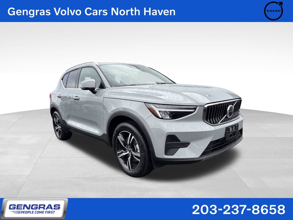 2025 Volvo XC40 Core