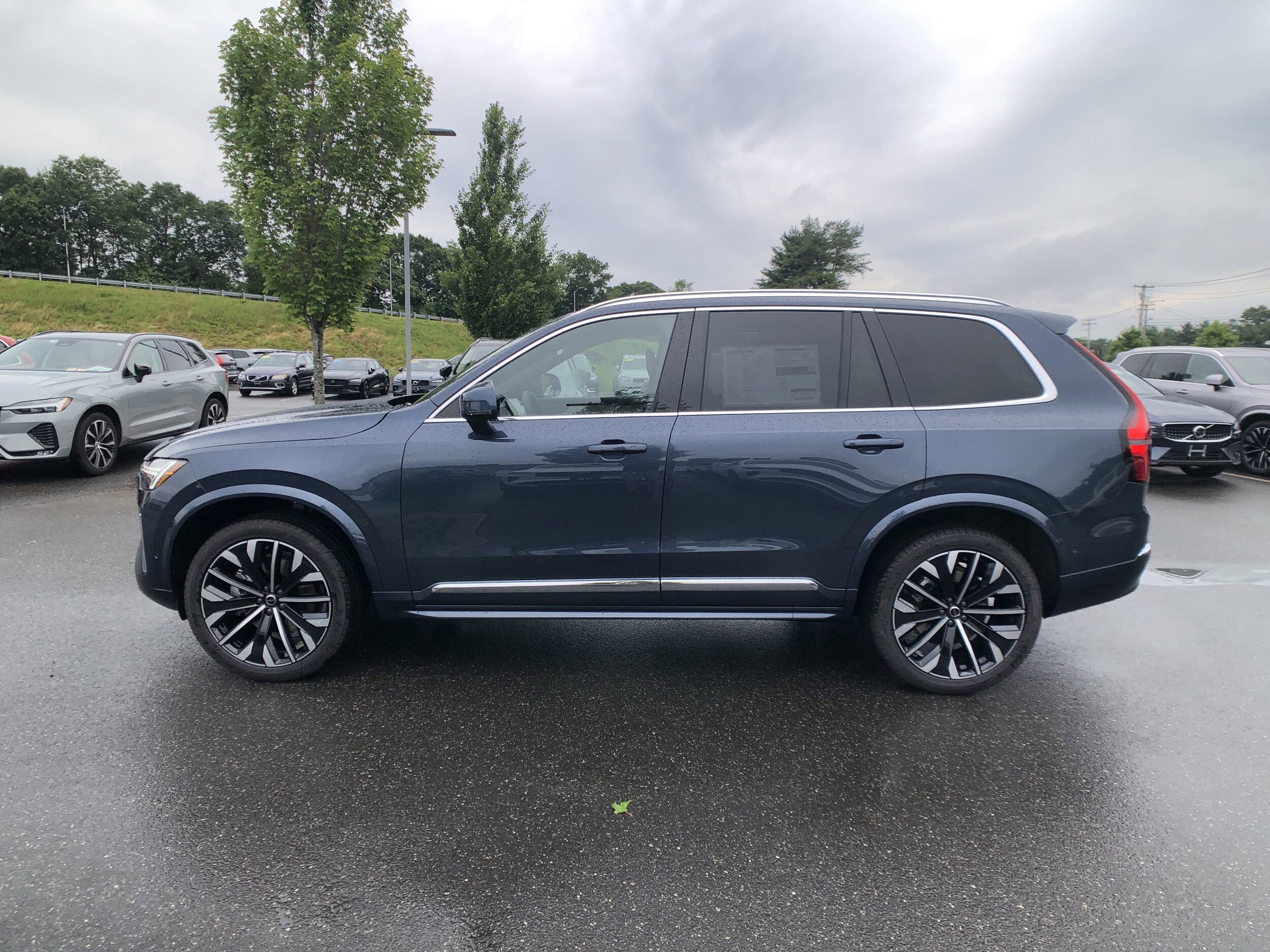 2026 Volvo XC90 Plus Black Edition photo 4