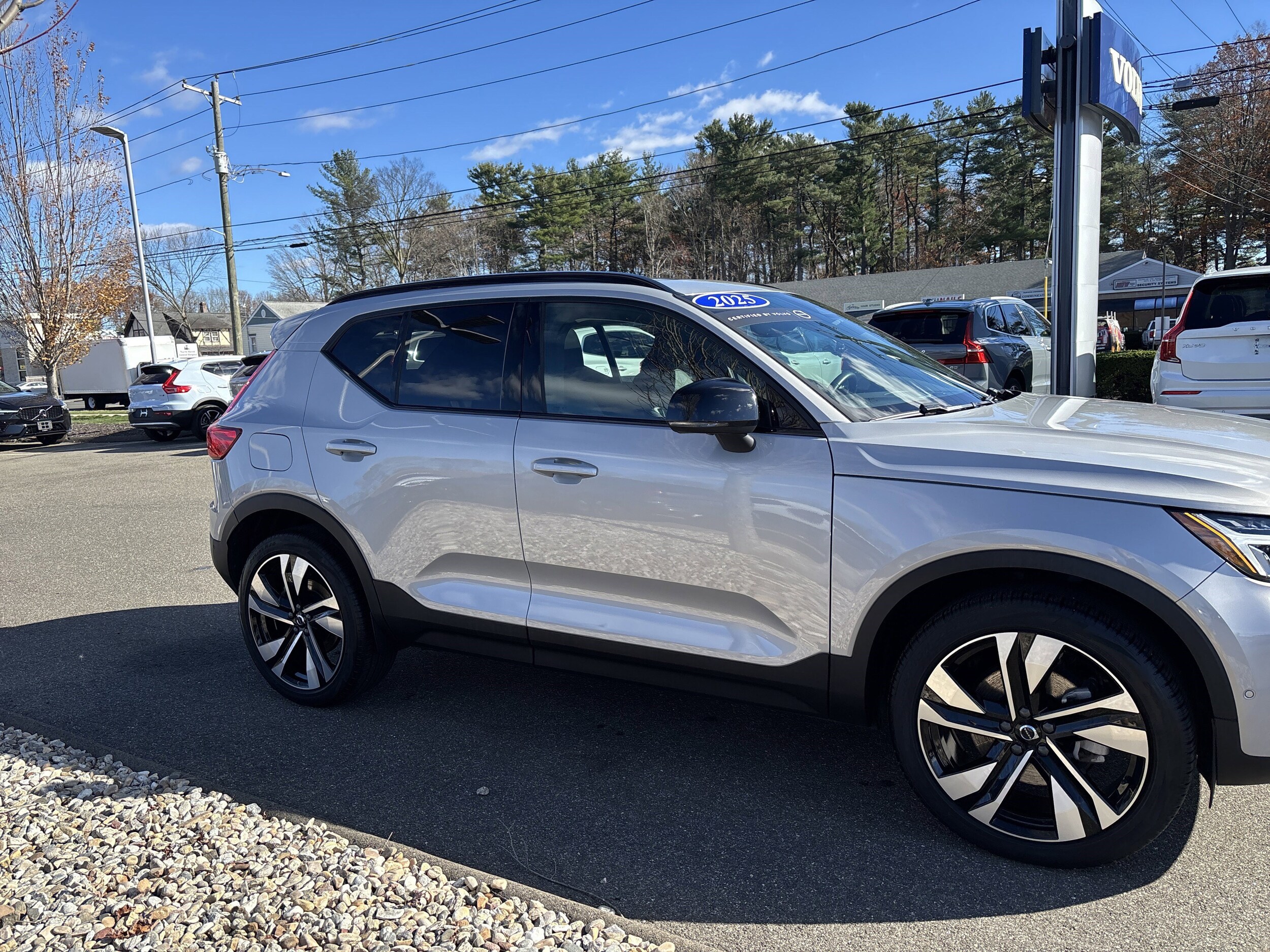 2025 Volvo XC40 Plus photo 4