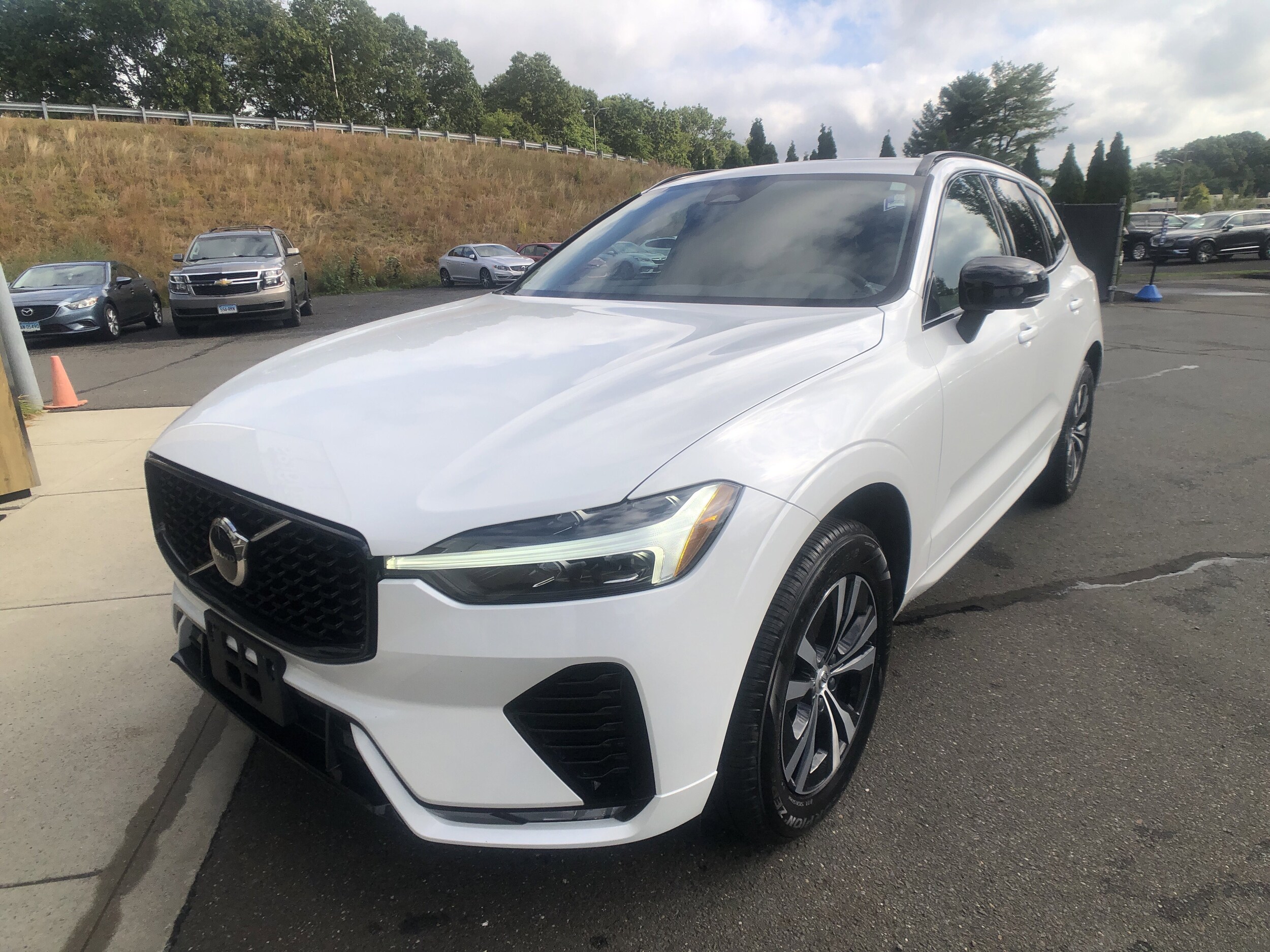 2025 Volvo XC60 B5 Core photo 2