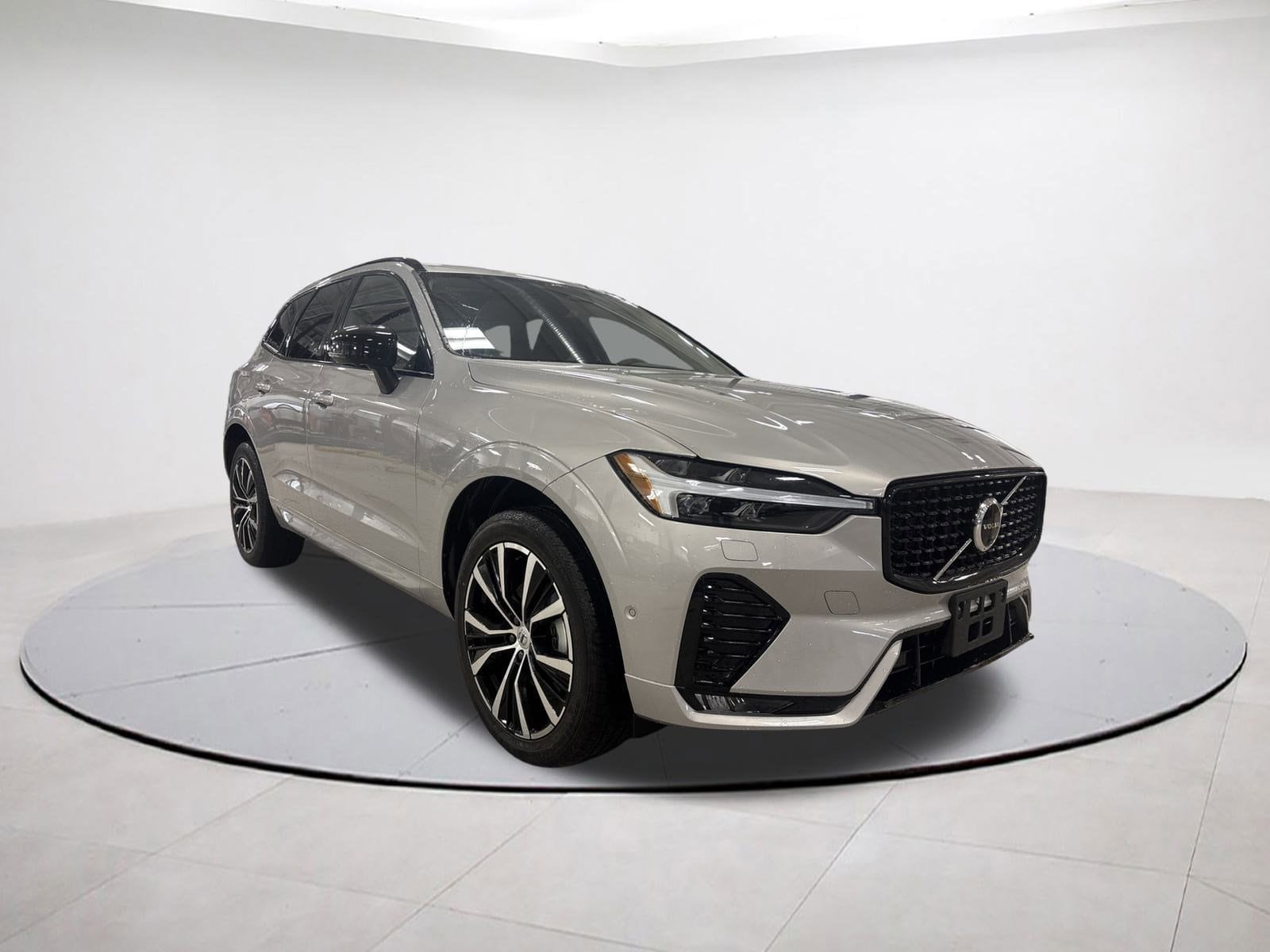 2025 Volvo XC60 Plus's photo