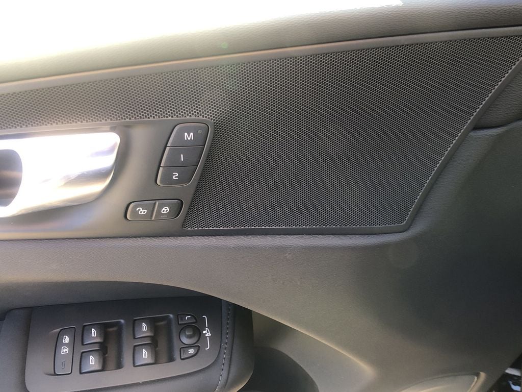 2026 Volvo XC60 Plus - Photo 13