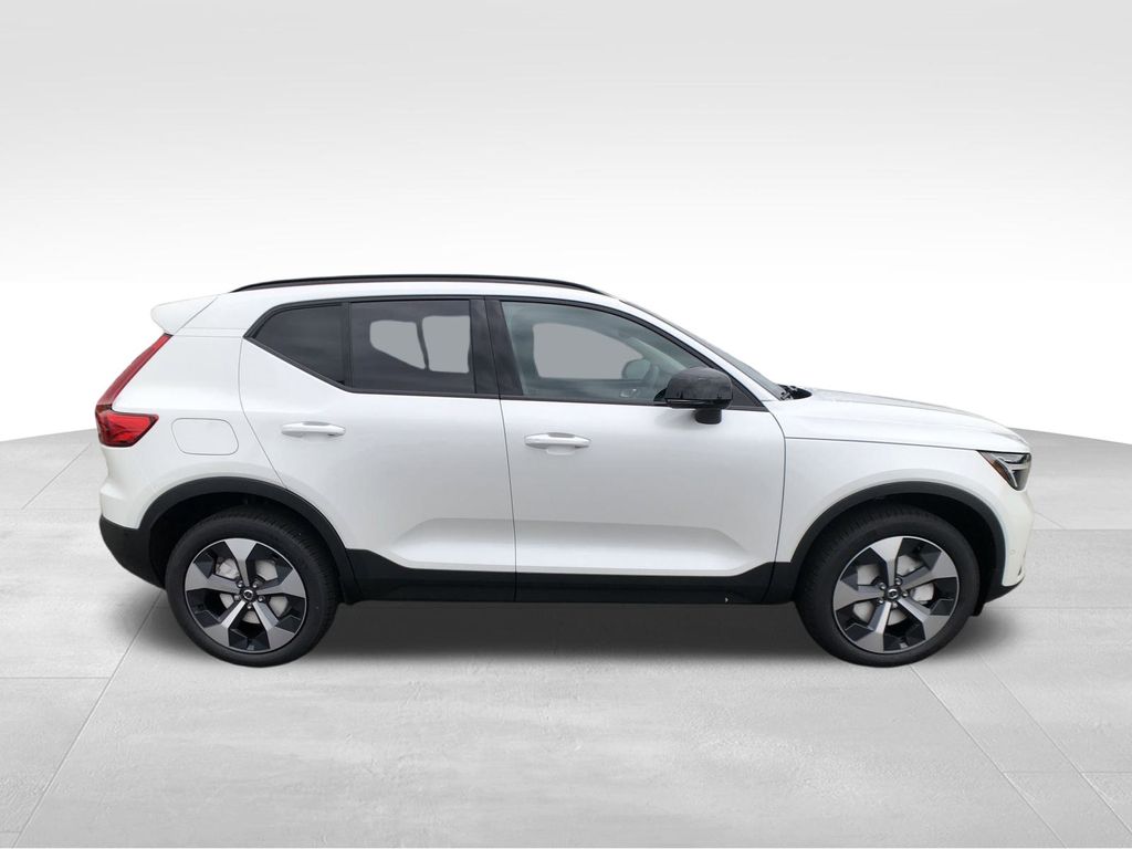 2026 Volvo XC40 Plus - Photo 8
