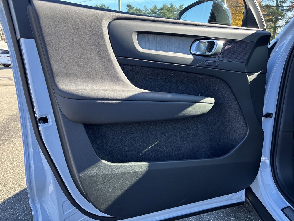 2026 Volvo XC40 Plus - Photo 13