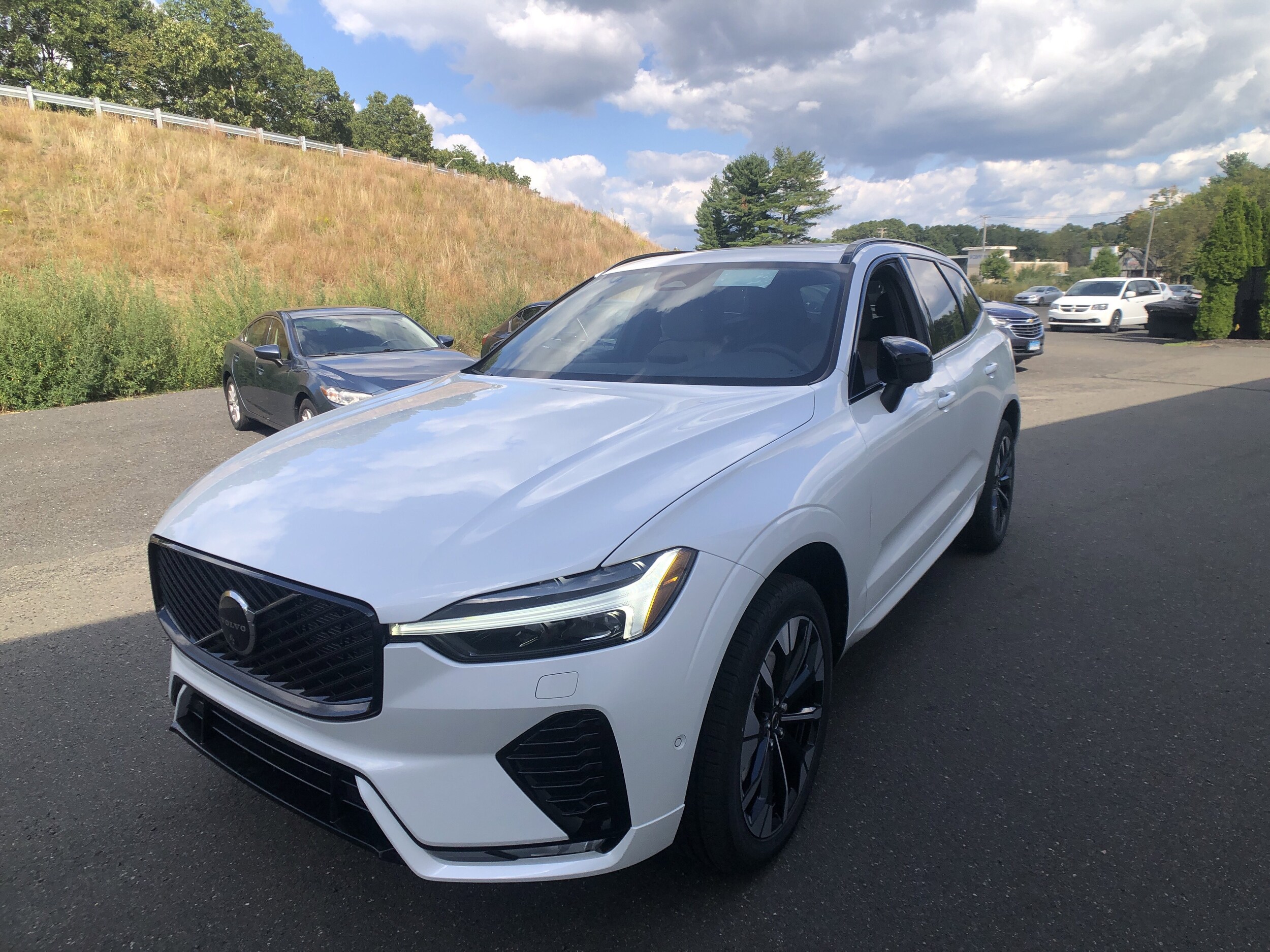 2026 Volvo XC60 B5 Plus photo 3