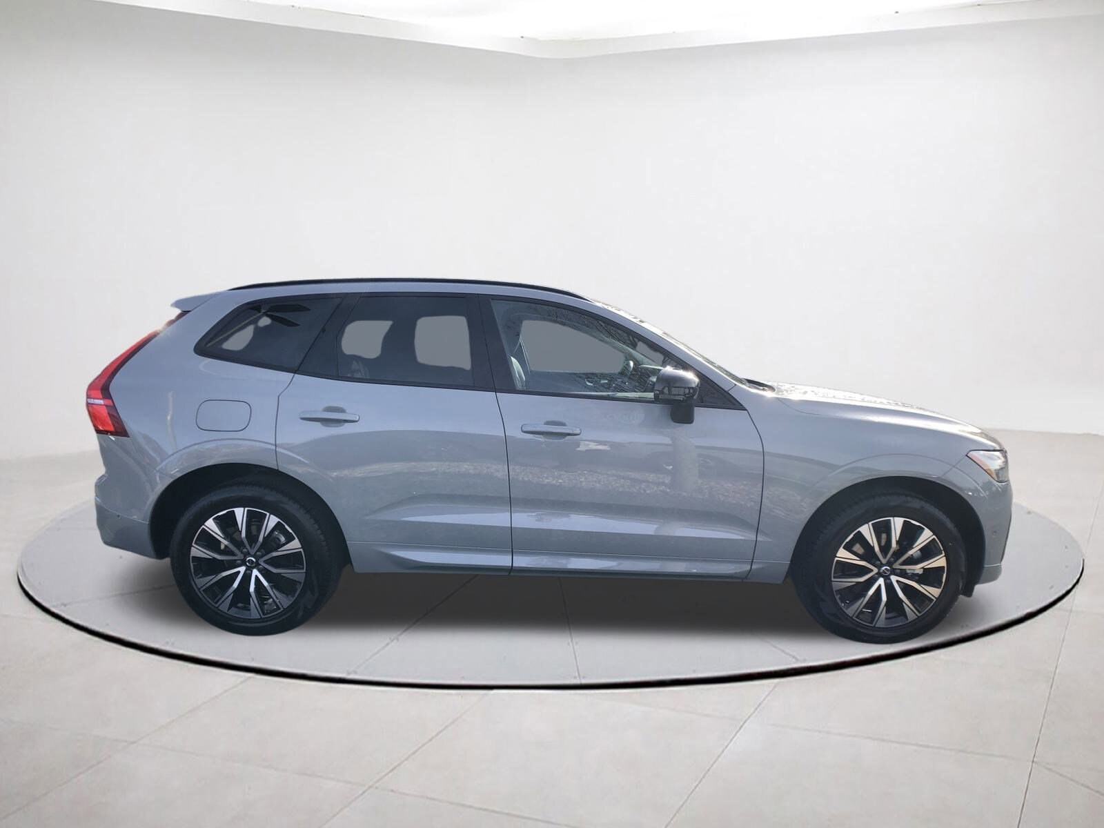 2025 Volvo XC60 B5 Plus photo 4