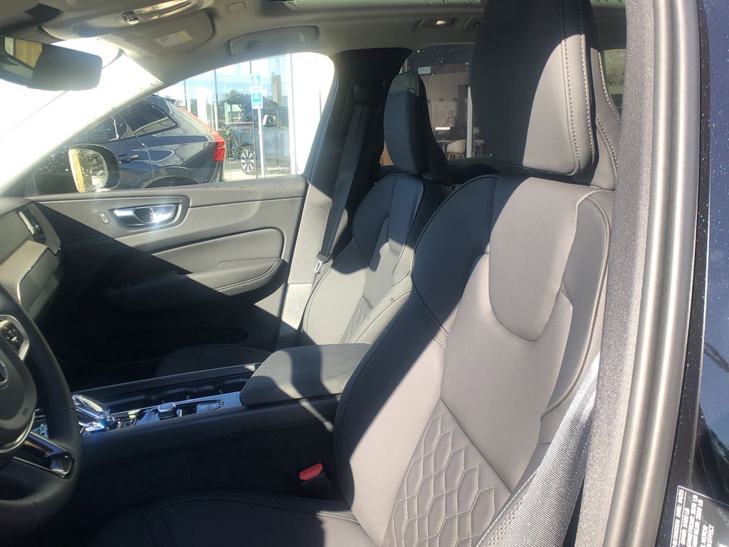2026 Volvo XC60 Plus - Photo 10